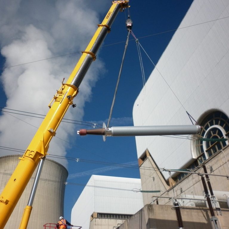 Montage d'une traversée 400kv en centrale nucléaire (France) Opération de levage d'une traversée 400kV en centrale nucléaire (France)