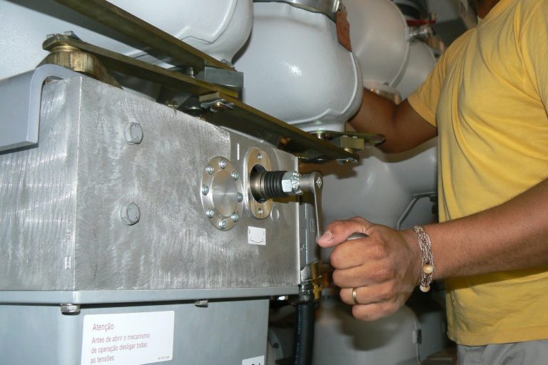 Opération manuelle d'un sectionneur 245kV Opération manuelle d'un sectionneur 245kV